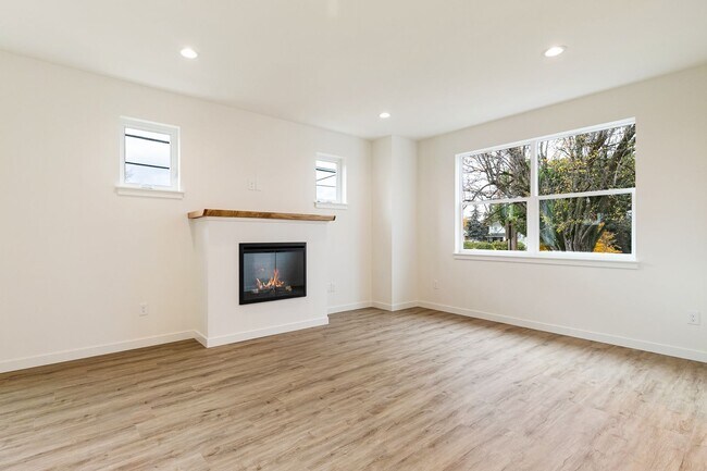 Building Photo - Halleck Townhomes Triplex