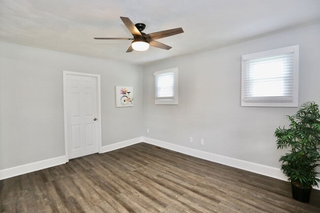 Building Photo - Updated & Ready 09-19-25! Pet Friendly - F...