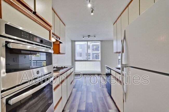 Building Photo - 181 Del Medio Ave