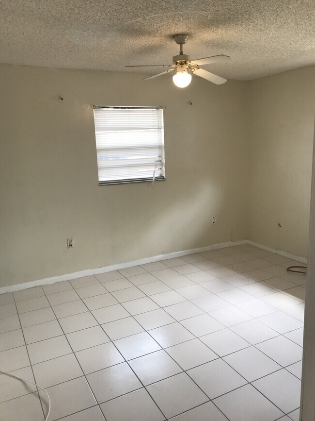 Building Photo - Large 3-2 house in Oakland Park