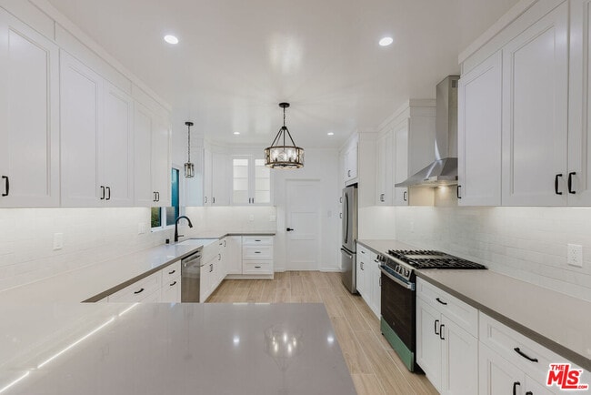 Building Photo - 1122 S Tremaine Ave