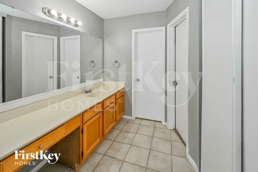 Building Photo - 18007 Sagecroft Dr