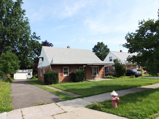 Primary Photo - 4 Bedroom Bungalow for Rent! Euclid, Ohio