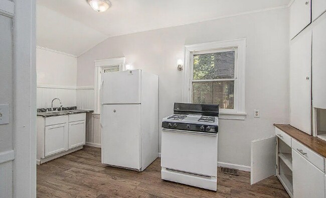 Building Photo - 1105 Lake St