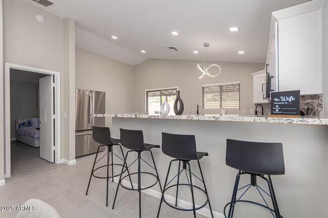 Building Photo - 1362 E 10th St