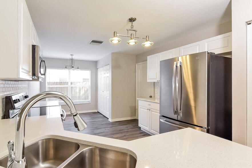 Building Photo - 9726 Cypress Pond Ave