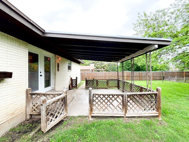 Building Photo - Available Now!!!! Gorgeous 3 bedroom, 2 bath, 2 car garage home. Beautiful wood look flooring. Sp...