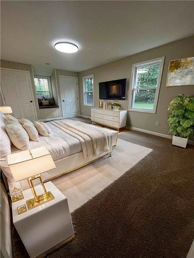 Building Photo - 4 bedroom 2 Bathroom Luxury Rental!