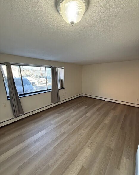 Building Photo - 10 Riverside St