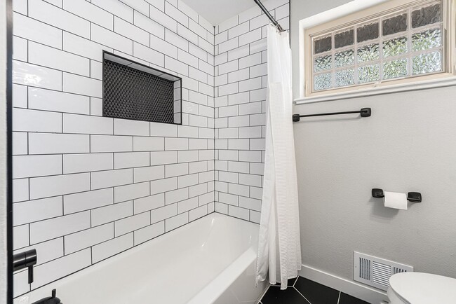 Building Photo - $500 OFF RENT!!!! STUNNING 5BD/3BA Home in...