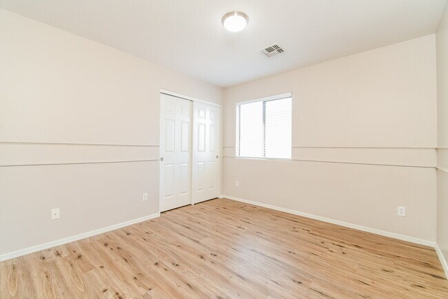 Building Photo - 2552 E Meadow Lark Way