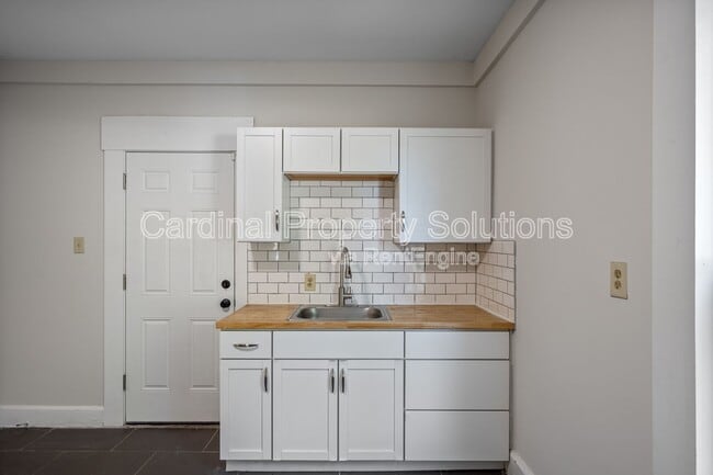 Building Photo - 1227 Woodside Blvd