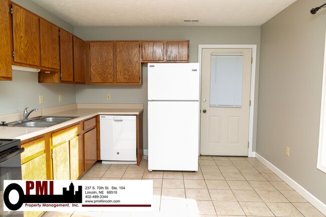 Building Photo - 2 Bedroom and 1 Bathroom Duplex Available ...