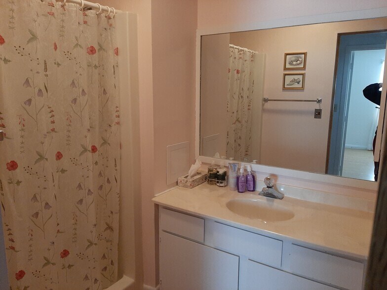 Building Photo - 582 Moull St