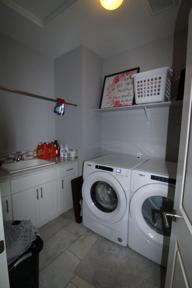 Building Photo - BEAUTIFUL 4+ BR, 2.5 BA - SPECIAL $500 OFF First Mo. Rent!!