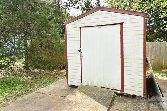 Building Photo - 266 Long St