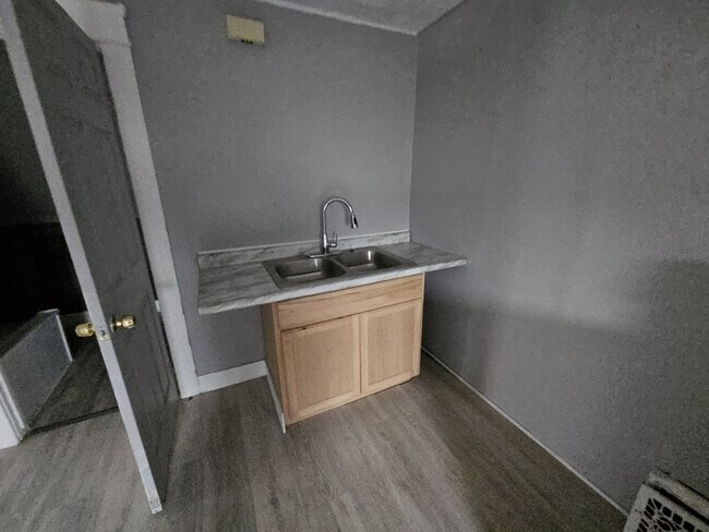 Building Photo - 10602 Earle Ave