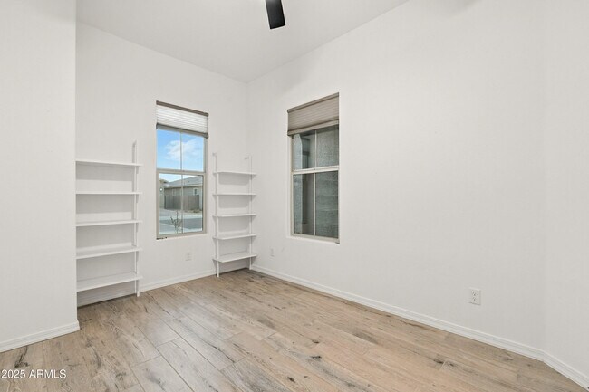 Building Photo - 8804 W Vista Ave