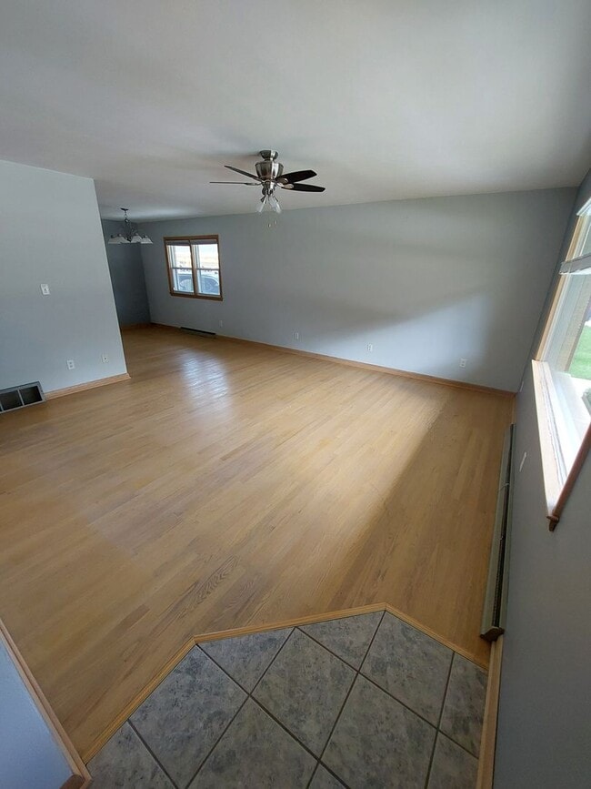 Building Photo - 3 bedroom 1.5 bath brick ranch home with f...