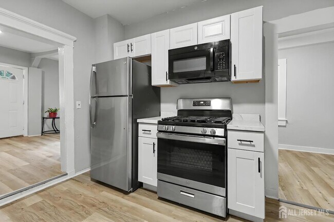 Building Photo - 181 Hale St