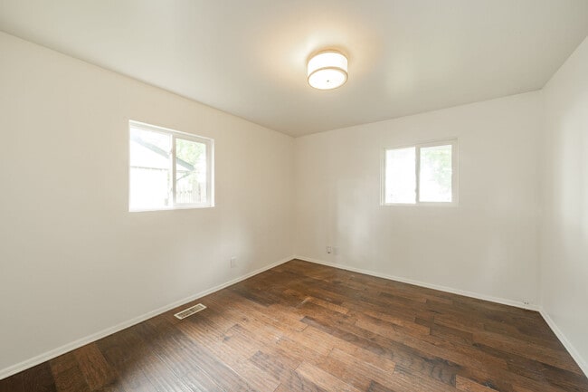 Building Photo - 3631 Decamp Dr