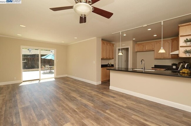 Building Photo - 560 Murdell Ln