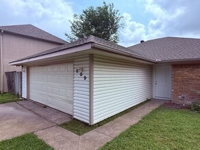 Building Photo - 609 Trout St