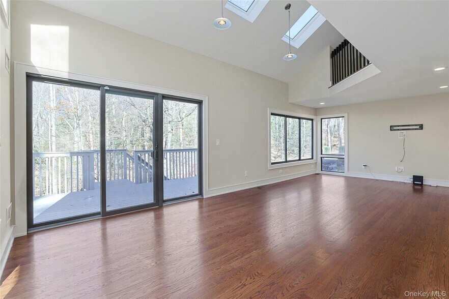 Building Photo - 300 Clausland Mountain Rd