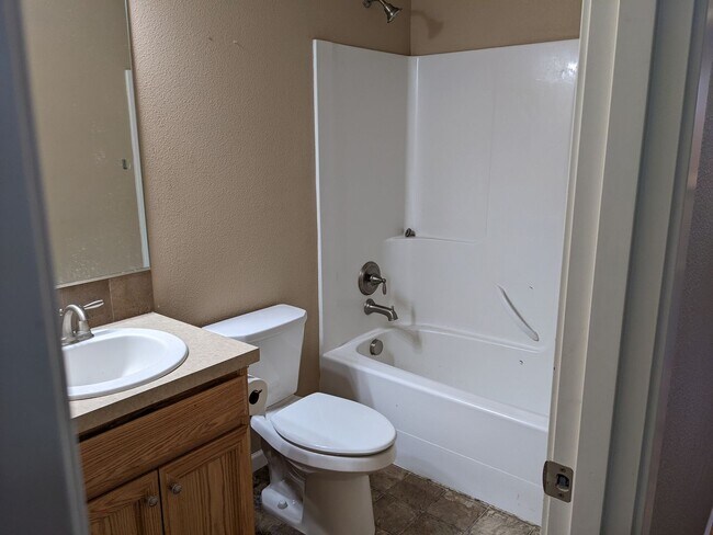 Building Photo - Beautiful 3 bedroom