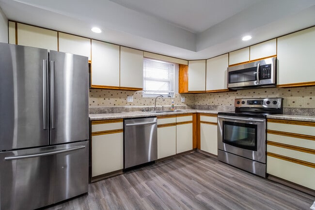 Building Photo - 424 Hermay Dr