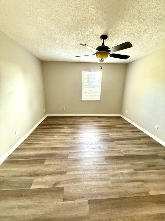 Building Photo - Spacious corner lot with a private backyard- Available 4/10!!