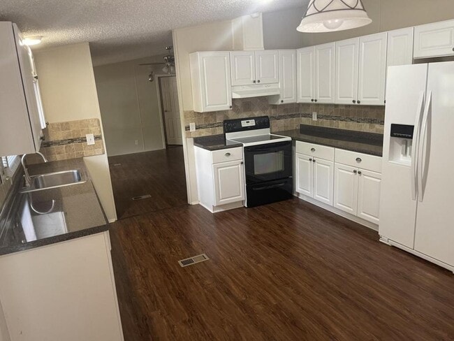 Building Photo - 135 Emily St