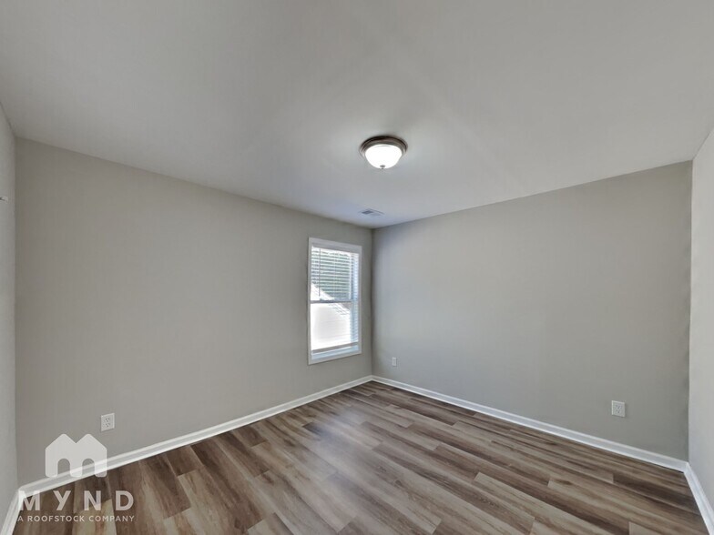 Building Photo - 2250 Village Green Dr