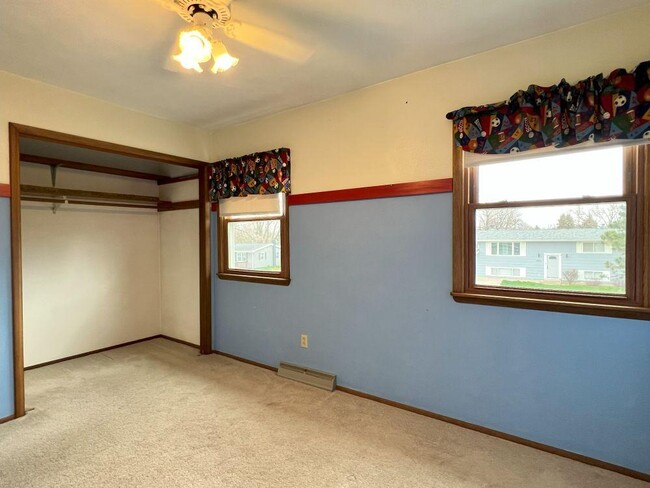 Building Photo - 1602 Meadow Ln