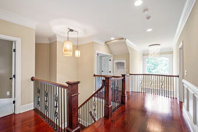 Building Photo - Elegant 5-Bedroom Residence with Luxurious...