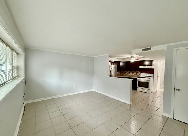 Building Photo - Bright & Airy 2BR Garden Unit | Parking In...