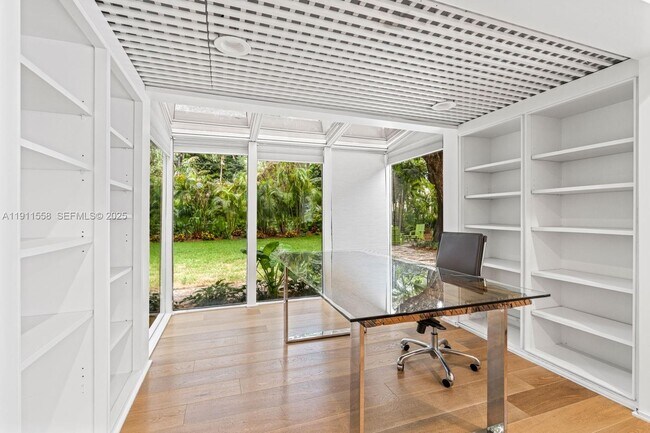 Building Photo - 11015 Lakeside Dr