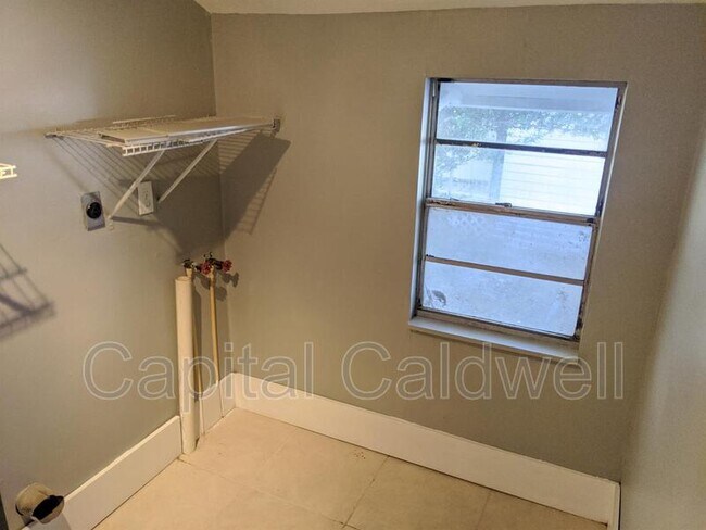 Building Photo - 304 E Hanna Ave