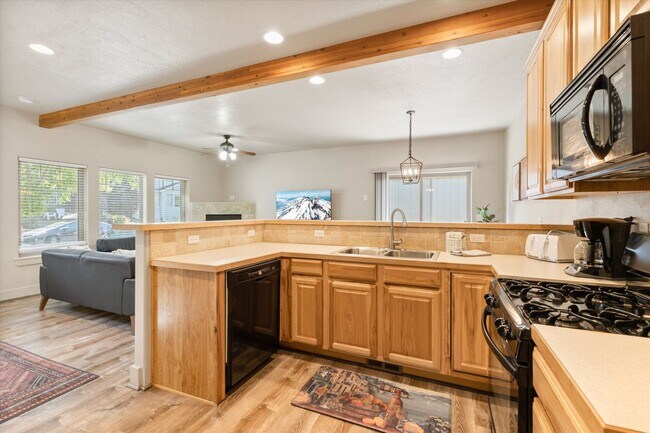 Building Photo - Charming, Furnished 3 bedroom Home w/ Garage