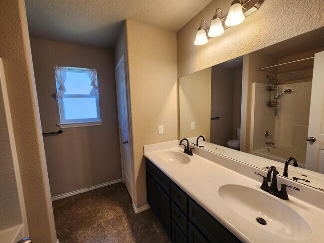 Building Photo - 4633 Stonehaven Dr