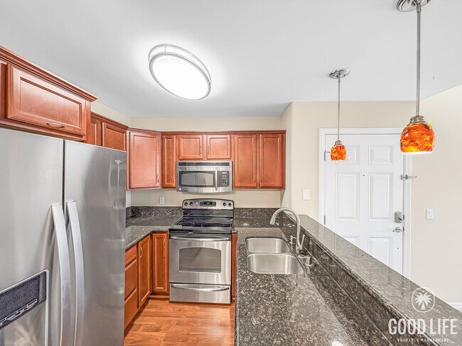 Building Photo - Perfect 1B/1BA w/ Balcony, Reserved Parkin...