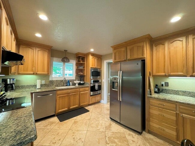 Building Photo - Stunning 3-Bedroom Home with Pool in South...