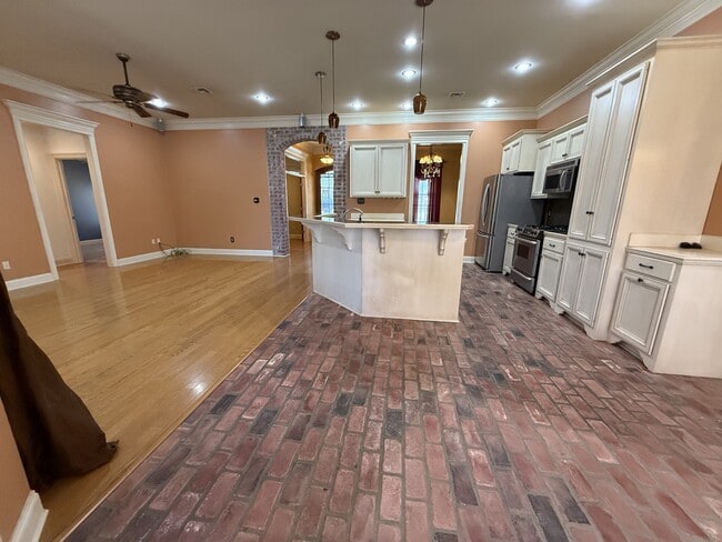 Building Photo - 103 Lakeshore Dr