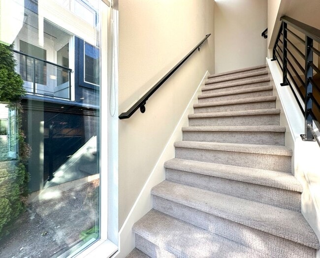 Building Photo - 2Bd/2.5Ba Kirkland Townhouse