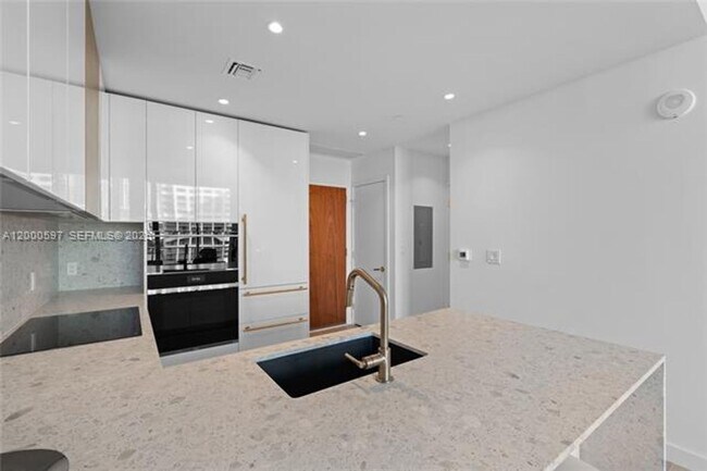 Building Photo - 2678 Tigertail Ave