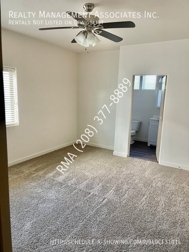 Building Photo - Gorgeous Townhouse Located in Meridian Nea...