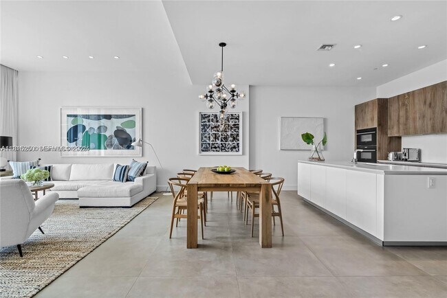 Building Photo - 650 NE 32nd St