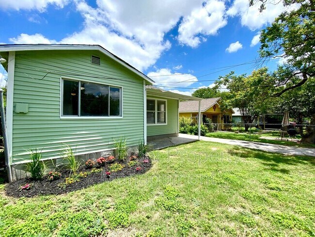 Building Photo - 1445 Delgado St