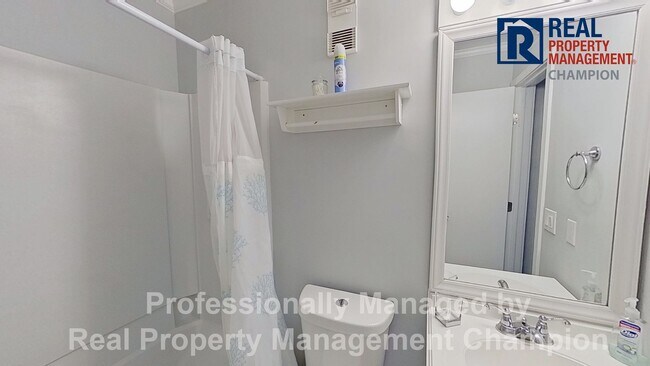 Building Photo - Year Round Fully Furnished Ocean View Condo on Carolina Beach