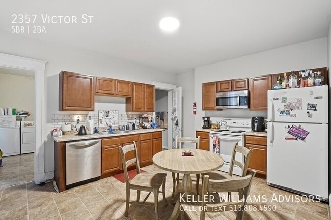 Building Photo - 2357 Victor St